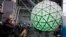 La tradicional bola de cristal, símbolo del inicio de un nuevo año, ya está lista para iluminar Times Square en New York a la media noche del 31 de diciembre.