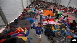 Los migrantes centroamericanos, parte de una caravana que espera llegar a Estados Unidos, se asientan en un refugio en el estadio Jesús Martínez, en la Ciudad de México, el lunes 5 de noviembre de 2018.