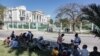 Periodistas se reúnen frente a la Corte Suprema de Haití, el 8 de febrero de 2021, mientras permanecen las casi vacías las calles de Puerto Príncipe. [Foto: AFP]