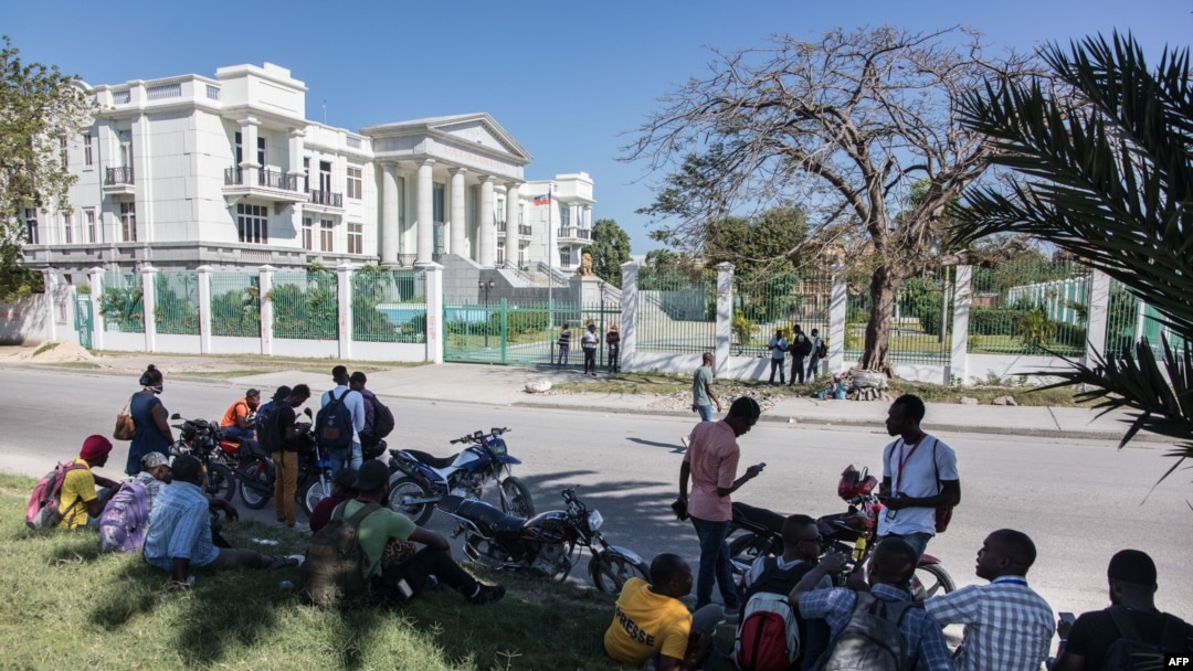 Periodistas se reúnen frente a la Corte Suprema de Haití, el 8 de febrero de 2021, mientras permanecen las casi vacías las calles de Puerto Príncipe. [Foto: AFP]