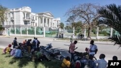 Periodistas se reúnen frente a la Corte Suprema de Haití, el 8 de febrero de 2021, mientras permanecen las casi vacías las calles de Puerto Príncipe. [Foto: AFP]