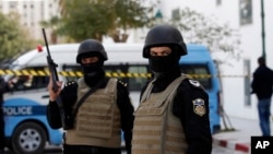 Tunužanski policajci ispred Nacionalnog muzeja Bardo