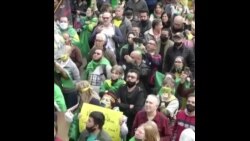 巴西民众抗议中国新冠病毒疫苗