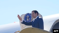 El secretario de Estado de Estados Unidos, Marco Rubio, saluda antes de partir del Aeropuerto Internacional La Aurora en la Ciudad de Guatemala, el 5 de febrero de 2025, en ruta a la República Dominicana.