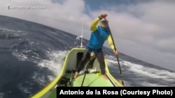 Antonio de la Rosa has successfully piloted a specially-designed paddleboard from the west coast of the US.to Hawaii, a journey of 4,023 km.