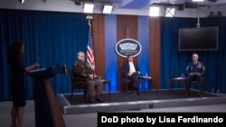 마크 에스퍼 미국 국방장관과 마크 밀리 합참의장이 9일 워싱턴 국방부에서 열린 기자회견에 참석했다.
