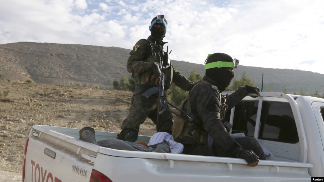 Dua anggota kelompok milisi Kurdi Suriah (YPG) dalam pertempuran dengan militan ISIS untuk memperebutkan kontrol atas bendungan Tishrin di selatan Kobani, Suriah (foto: dok).
