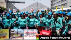 Sebuah protes di Lima, Peru, 22 November 2024. Ratusan perempuan berpawai melalui jalan-jalan Lima, Peru, beberapa hari sebelum “Hari Internasional bagi Penghapusan Kekerasan terhadap Perempuan,” yang dirayakan setiap 25 November. (Foto: Ilustrasi/Angela Ponce/Reuters)