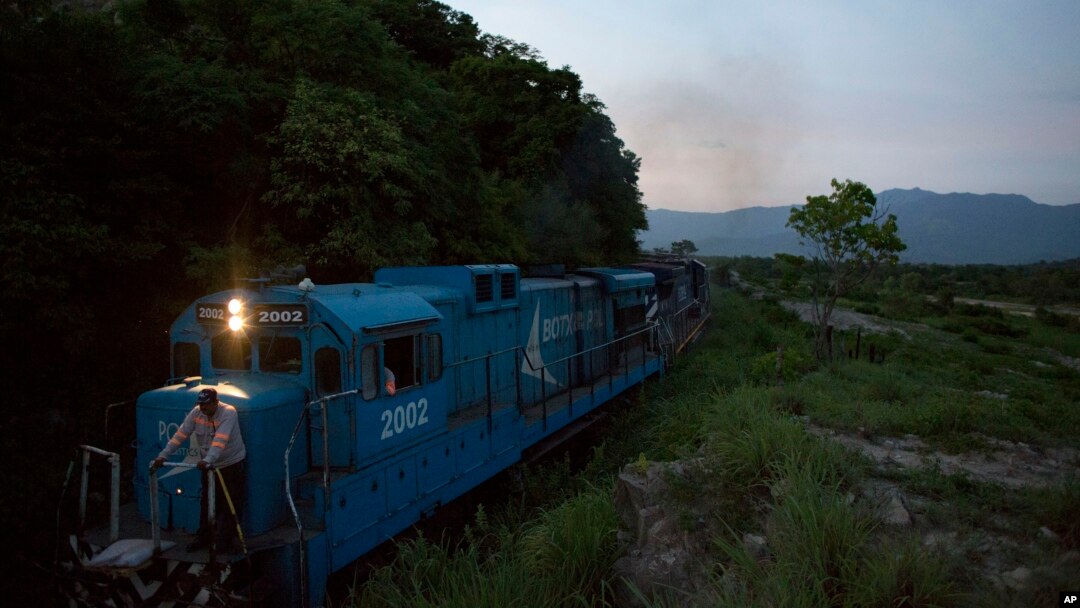 Sebuah kereta api barang melintasi rel antara kota Arriaga dan Chahuites, Meksiko (Foto: dok).