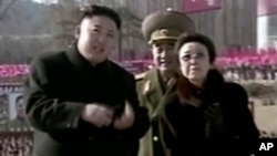 Kim Jong Un bersama bibinya Kim Kyong Hui.