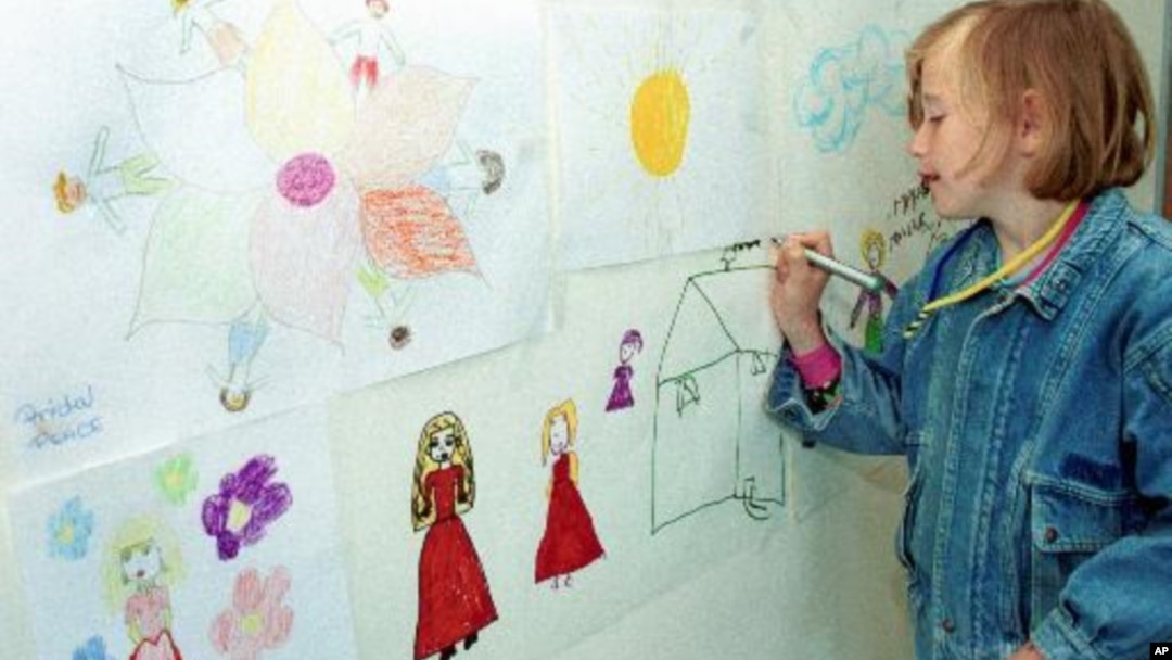 Menurut Tracy Councill, seorang terapis seni yang mendirikan Tracy’s Kids di Rumah Sakit Georgetown, terlibat dalam proses seni dapat membuat seseorang menjadi sangat berani dan santai di tempat yang sangat menakutkan (foto: dok).