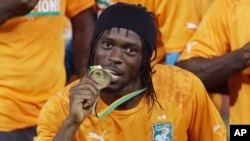 Gervinho de la Côte-d'Ivoire mordille sa médaille d’or, célébrant le sacre de l’équipe nationale ivoirienne à la Coupe d'Afrique des nations à Bata, en Guinée équatoriale, 8 février 2015. 