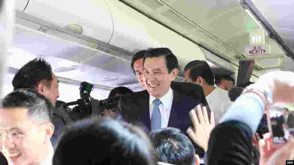 马英九总统在专机上与媒体互动 （美国之音记者李逸华拍摄）