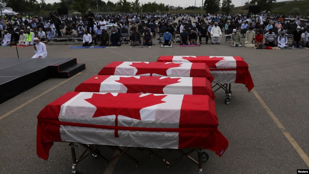 Empat peti jenazah anggota keluarga Afzaal yang dibunuh dalam serangan kebencian diselimuti bendera Kanada di Islamic Centre di barat daya Ontario, di London, Ontario, Sabtu, 12 Juni 2021. 