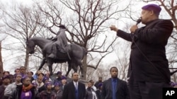 En esta foto de archivo, el reverendo Jesse Jackson, habla frente a la estatua del general confederado Robert E. Lee, en Baltimore, Maryland, el 15 de mayo de 2001.