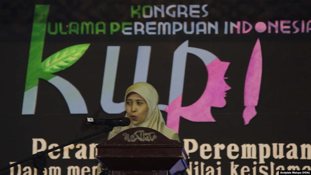 Ketua Panitia Kongres Ulama Perempuan Indonesia, Badriah Fayumi saat membuka kongres di Cirebon, West Java, Indonesia 25 April 2017