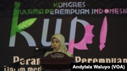 Ketua Panitia Kongres Ulama Perempuan Indonesia, Badriah Fayumi saat membuka kongres di Cirebon, West Java, Indonesia 25 April 2017