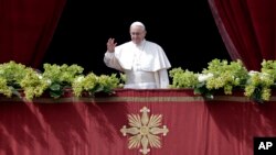 Папа Франциск обращается с посланием «Граду и миру» с центрального балкона базилики Святого Петра в Ватикане, 1 апреля 2018 