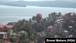 Vue sur les quartiers résidentiels de Bukavu au bord du lac Kivu en commune d'Ibanda, en RDC, le 11 février 2018. (VOA/Ernest Muhero)