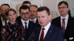 마리우시 브와시차크(가운데) 폴란드 부총리 겸 국방장관이 수도 바르샤바에서 연설하고 있다. (자료사진)