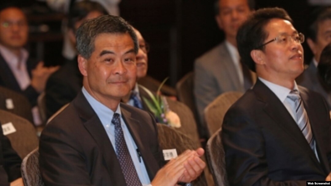 香港特首梁振英与中联办主任张晓明（右，苹果日报图片 ） 