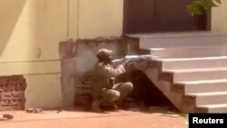 Un soldat à Khartoum, au Soudan, le 15 avril 2023. (Capture d'écran à partir d'une vidéo de Bakri Jad/via REUTERS)
