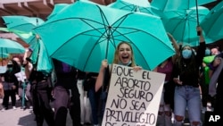 Una activista por el derecho al aborto protesta frente a la Corte Constitucional mientras los jueces revisan una demanda que busca despenalizar el aborto en Bogotá, Colombia, el jueves 18 de noviembre de 2021. 