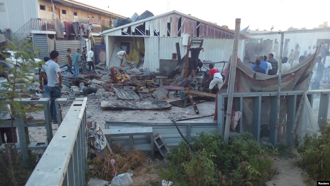 Penduduk memeriksa kerusakan setelah sebuah roket menghantam sebuah kamp pengungsi dalam pertempuran antara kelompok bersenjata di Tripoli, Libya, 2 September 2018.