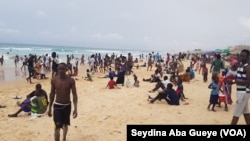 Forte affluence à la plage de Yoff BCEAO, à Dakar, le 5 août 2018. (VOA/Seydina Aba Gueye)