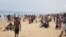 Forte affluence à la plage de Yoff BCEAO, à Dakar, le 5 août 2018. (VOA/Seydina Aba Gueye)