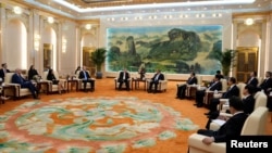 中国国务院总理李强在北京人民大会堂会见由美国参议员史蒂夫·丹恩斯率领的国会代表团。(2026年5月7日)
