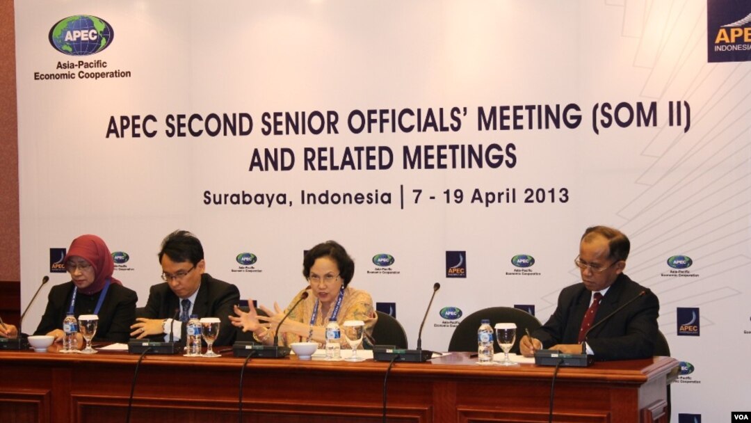 Kepala Badan Pengawasan Obat dan Makanan (BPOM) Indonesia Lucky Slamet (tengah) pada sesi pertemuan APEC di Surabaya mengenai standar makanan. (VOA/Petrus Riski)