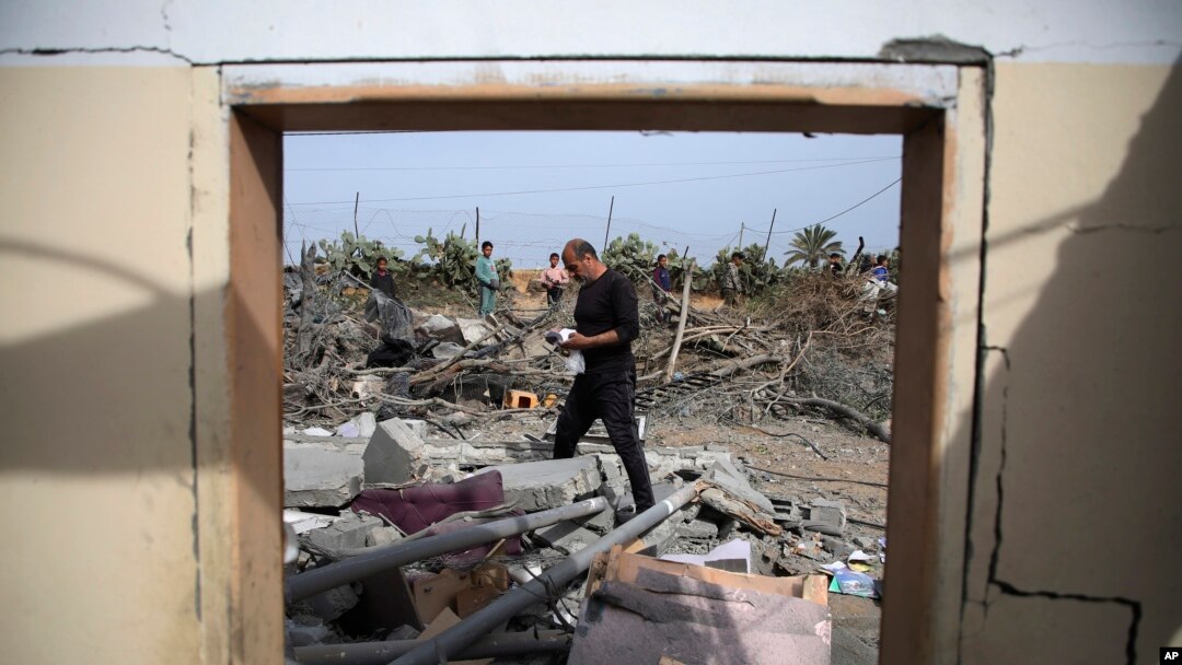 Warga Palestina memeriksa reruntuhan bangunan tempat tinggal keluarga Abu Muammar pasca serangan udara Israel di Rafah, Jalur Gaza selatan, Jumat, 29 Maret 2024. (Foto: AP/Hatem Ali)
