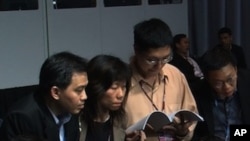 Delegates look over the final draft agreement at the UN Climate Change Conference in Cancun, Mexico