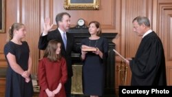 브렛 캐버노 신임 연방대법관이 6일 존 로버츠 대법원장 앞에서 취임 선서를 하고 있다.