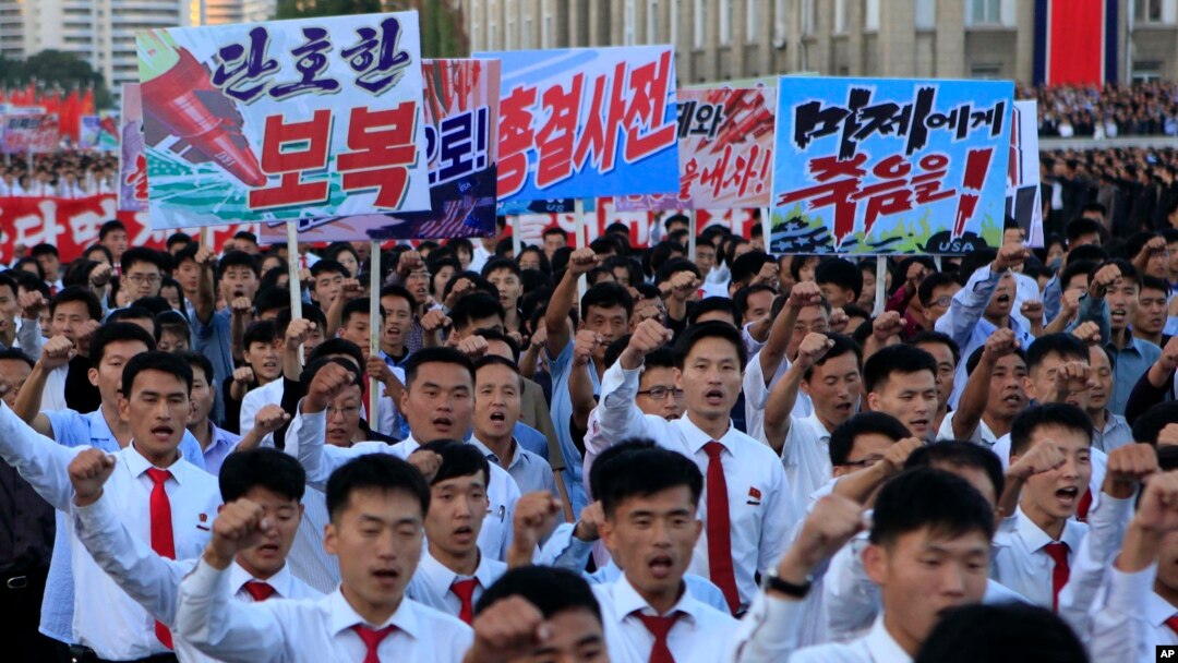 Dân Triều Tiên tụ tập tại quảng trường Kim Il Sung để dự một cuộc tuần hành chống Mỹ vào ngày 23/9/2017, ở Bình Nhưỡng. 