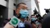 因参加一个反政府的“非法集会”而被警方逮捕的香港壹传媒创办人黎智英2020年2月28日离开香港警察局时接受媒体采访。资料照。