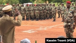 Général Ibrahim Dahirou Dembélé, ministre de la Défense et Général Keba Sangaré chef d'état major armée de terre, au Mali, le 8 septembre 2019. (VOA/Kassim Traoré)