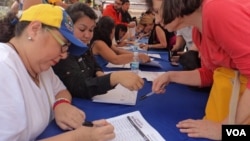 El presidente Maduro ha amenazado con una “demanda de resarcimiento” contra la Mesa de la Unidad Democrática (MUD) que convocó a la recolección de firmas, si se detecta alguna firma falsificada. [Foto: Álvaro Algarra, VOA]