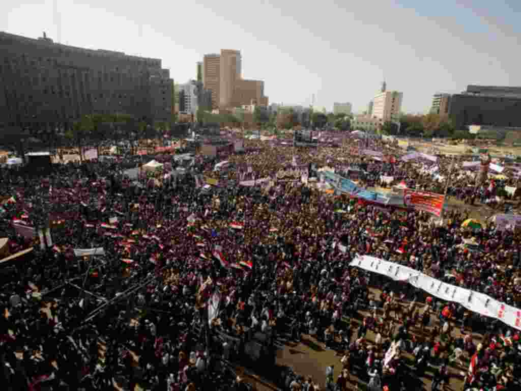 Ribuan warga Mesir berkumpul di Lapangan Tahrir untuk merayakan setahun mulainya geralan pro-demokrasi di negara ini, 25 Januari 2012 (AP).