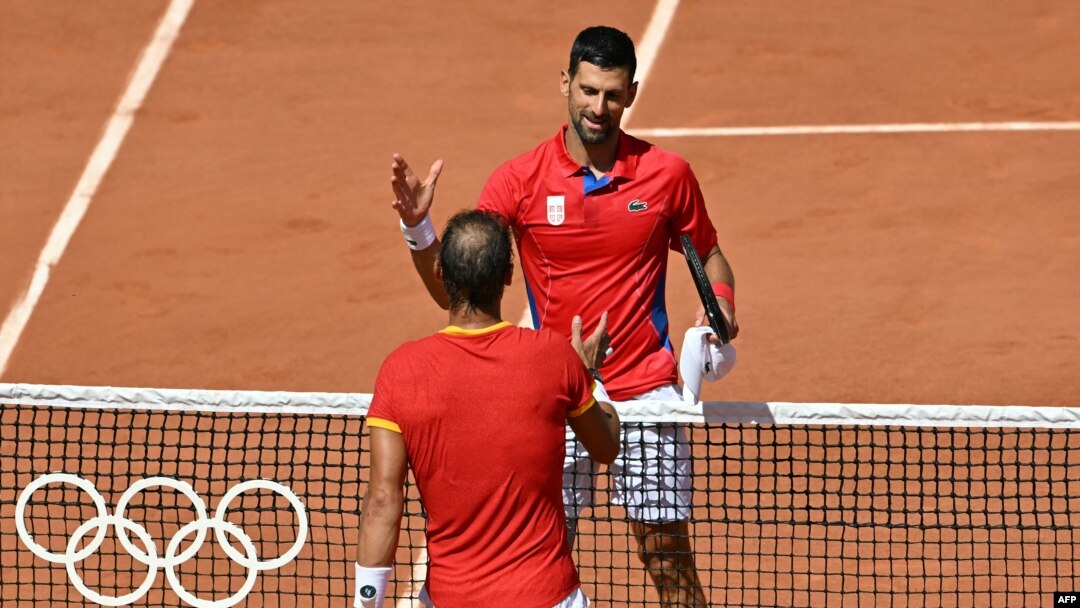 Novak Đoković i Rafael Nadal po završetku meča (AFP/Miguel MEDINA)