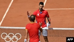 Novak Đoković i Rafael Nadal po završetku meča (AFP/Miguel MEDINA)