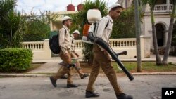 Petugas kesehatan Kuba melakukan penyemprotan untuk membasmi nyamuk dari rumah ke rumah di ibukota Havana (foto: dok).