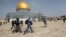 Pripadnik izraelske policije trči za snimateljem tijekom sukoba s Palestincima u kompleksu u kojem se nalazi džamija Al-Aqsa, koja je muslimanima poznata kao Plemenito utočište, a Židovima kao Hramska planina, u starom gradu Jeruzalema, 10. maja 2021. REUTERS / Ammar Awad
