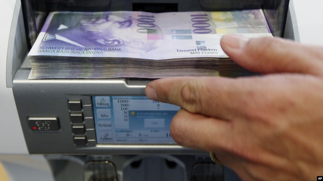 A bank clerk places1000 Swiss franc banknotes in a money counter in a Bank in Bern August 15, 2011. The Swiss franc rose against the euro and the dollar as renewed worries about the euro zone crisis pushed investors towards the safe-haven currency despite
