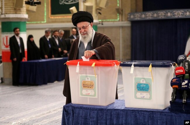 İran'ın dini lideri Ayetullah Ali Hamaney oy kullanırken.