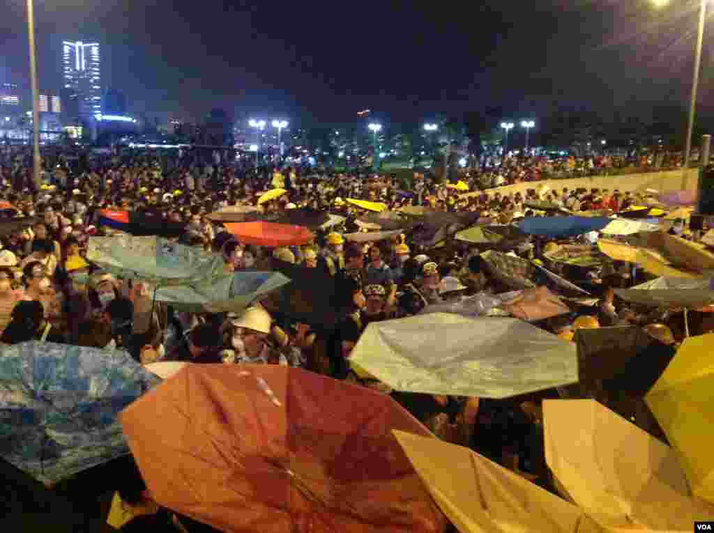 数千香港学生市民在金钟聚会与警方对峙 (美国之音海彦 拍摄) 