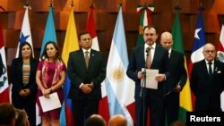 Menteri Luar Negeri Meksiko Luis Videgaray berbicara kepada media dalam pertemuan Kelompok Lima, yang dibentuk tahun lalu untuk menekan Venezuela. Anggota Kelompok Lima memonitor pelaksanaan pemilihan presiden Venezuela di Mexico City, 14 Mei 2018.