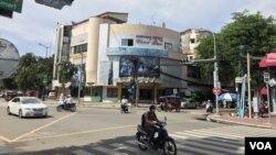 Lux Cinema, the last remaining pre-war 1960s cinema in Phnom Penh will be soon transformed into a co-working space, taken in mid 2017. (Vann Chansopheakvatey/VOA Khmer)