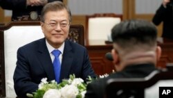 South Korean President Moon Jae-in meets with North Korean leader Kim Jong Un at Peace House of the Panmunjom in the Demilitarized Zone, South Korea, April 27, 2018.